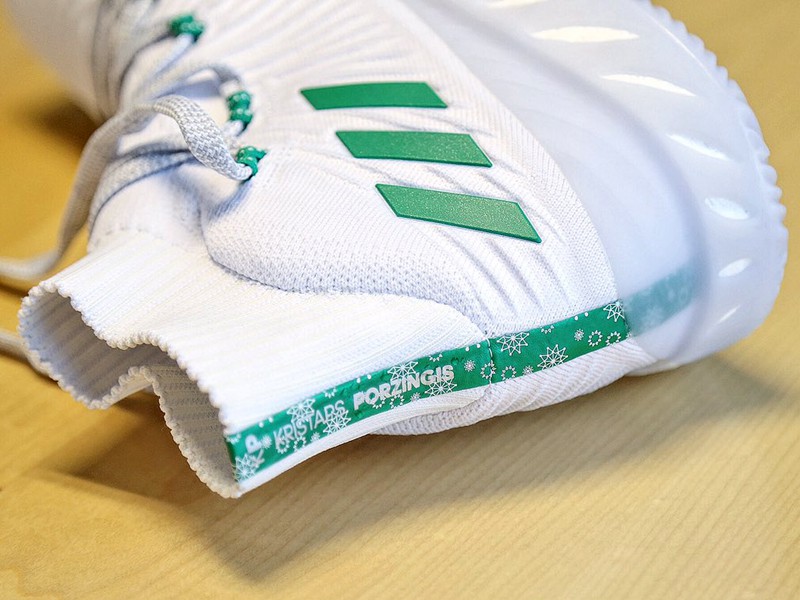 Điểm nhất duy nhất chính là ở màu xanh lá của Logo Adidas và phần gót giày.