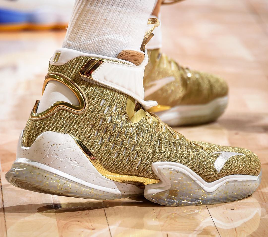 Klay Thompson trở lại NBA sau những tháng gây sóng gió tại Trung Quốc bằng màn trình diễn 20,3 điểm/trận trong 3 trận đã qua. Trên chân anh là mẫu giày thửa riêng Anta KT3 phối màu “Gold Blooded”.