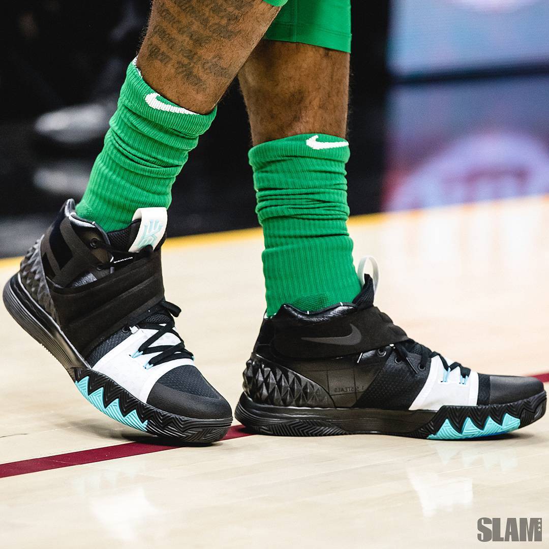 Kyrie Irving chơi ấn tượng trong màu áo xanh mới của Boston Celtics. Nhưng còn ấn tượng hơn chính là mẫu giày mà anh sử dụng. Đây là hình ảnh của mẫu giày được cho là Nike “What the Kyrie” với phần đế của Kyrie 1, phần cổ - dải strap của Kyrie 2 và phần mũi của Kyrie 3.   