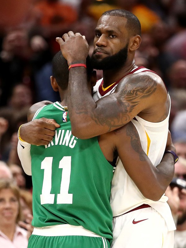 Cái ôm rất thân tình của LeBron James và Kyrie Irving trong trận đấu mở màn NBA mùa giải năm nay.