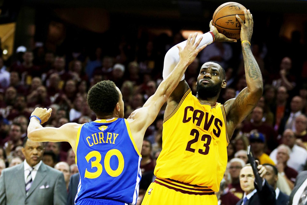 Stephen Curry và LeBron James đối đầu tại NBA Finals.