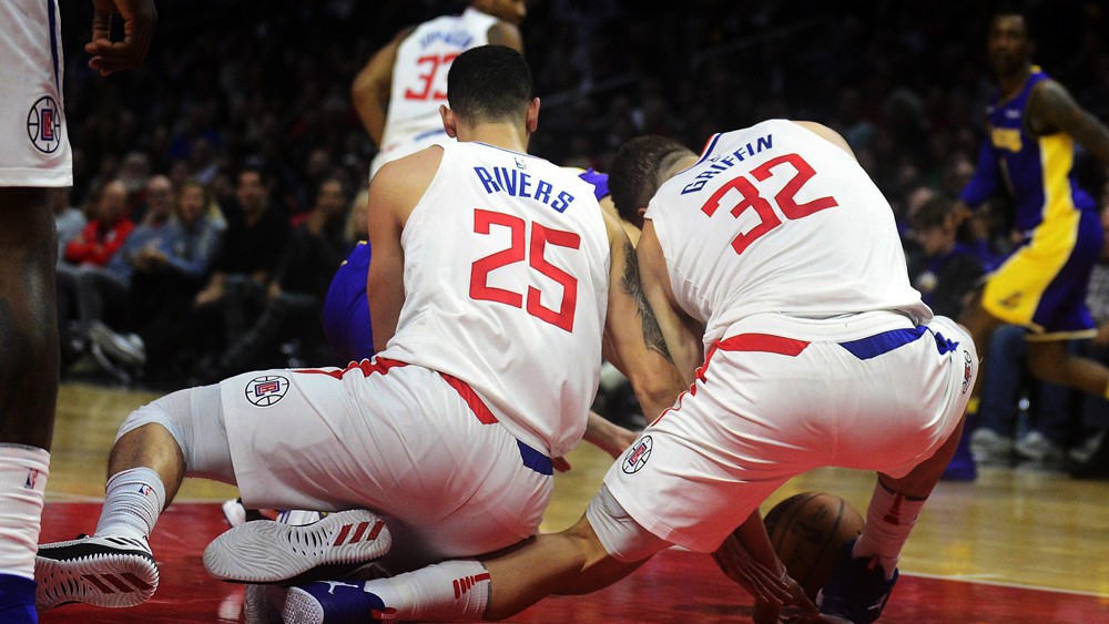 Mới thoát khỏi khủng hoảng được 3 trận, Clippers chuẩn bị đối đầu với những khủng hoảng mới.