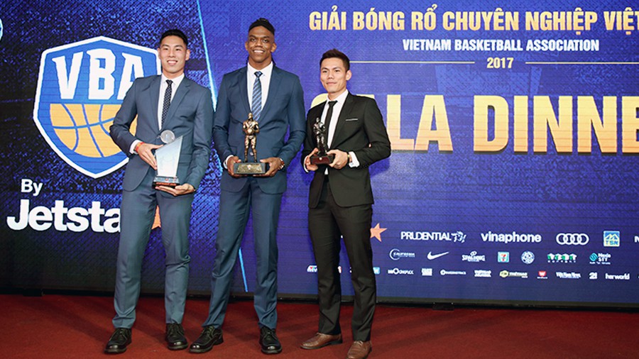 Hình ảnh 3 đại diện của Thang Long Warriors nhận giải tại VBA Gala 2017. Ảnh: VBA.
