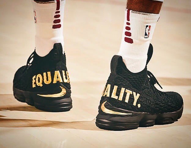 LeBron James cùng Nike LeBron XV “Equality” trong trận mở màn mùa giải.