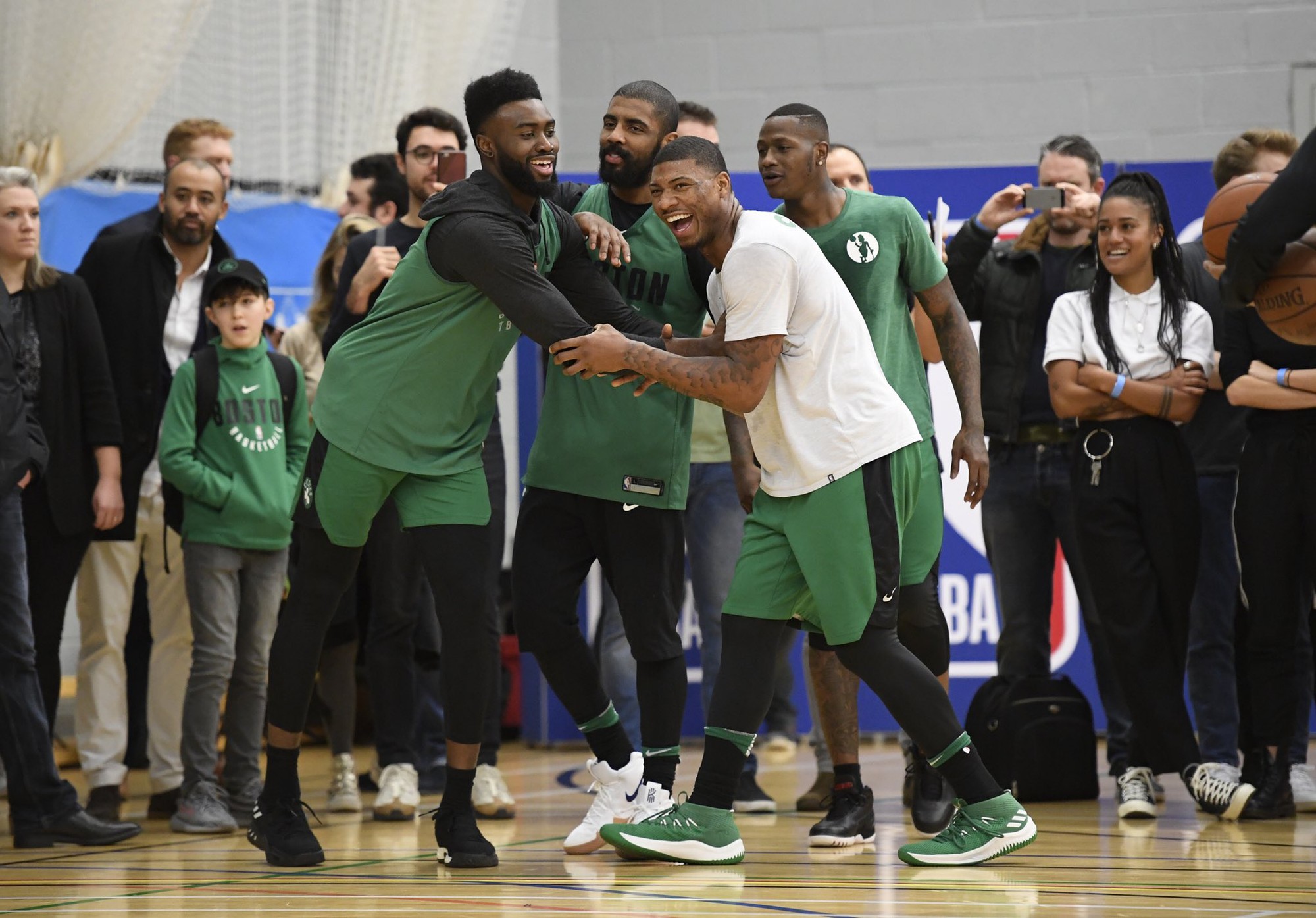 Buổi tập tràn đầy tiếng cười của Boston Celtics tại London.
