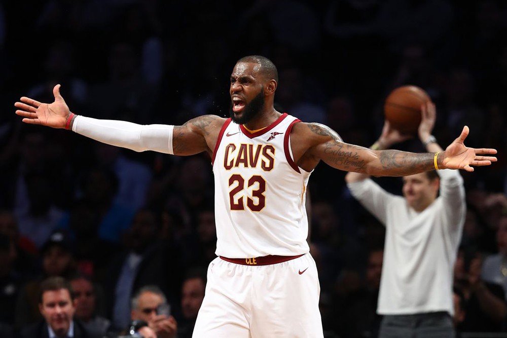 LeBron James đang thi đấu với phong độ cực cao, nhưng Cleveland vẫn có những màn trình diễn bạc nhược vì hàng thủ.