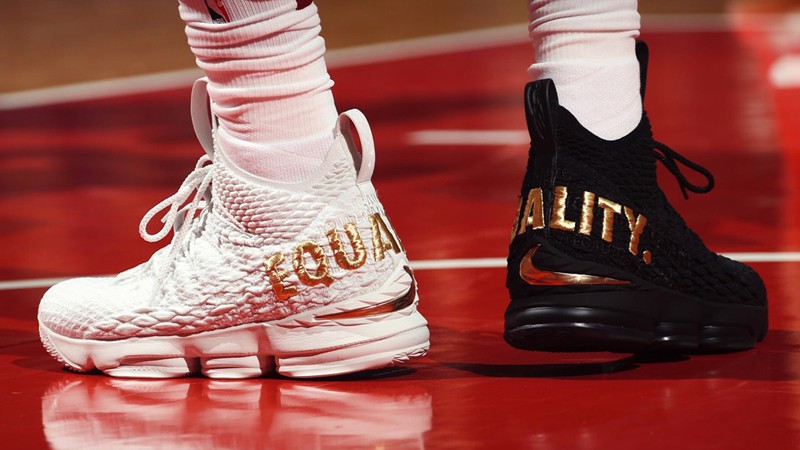 Mẫu LeBron XV “Equality” theo phong cách trắng-đen mới được LeBron James mang vào sáng nay.