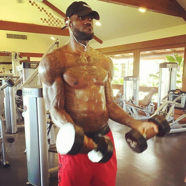 LeBron James tập luyện ngay cả trong thời gian đi nghỉ dưỡng ở giai đoạn off-season.