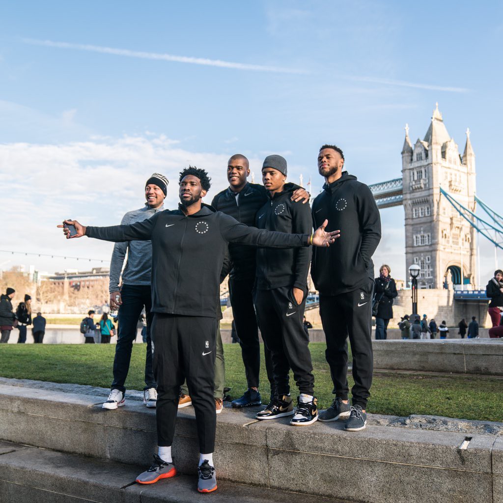 Các cầu thủ Philadelphia 76ers chup ảnh lưu niệm tại Cầu London.