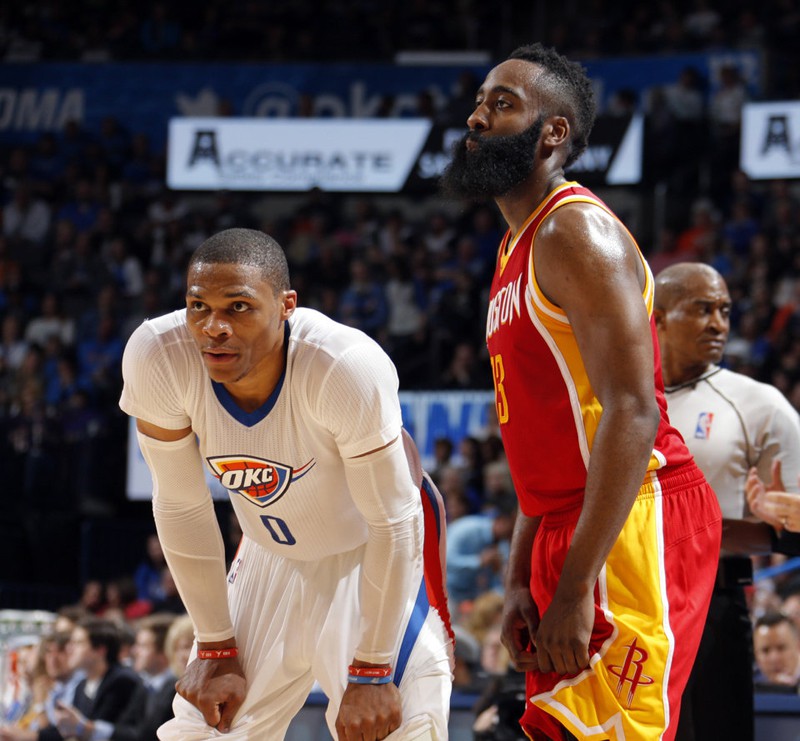 Westbrook phải chịu “cúi đầu” trước đồng đội cũ James Harden và Houston Rockets tại vòng Playoffs.