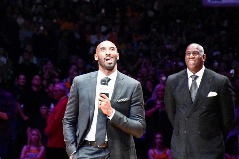 Kobe Bryant và Magic Johnson tại buổi lễ treo áo.