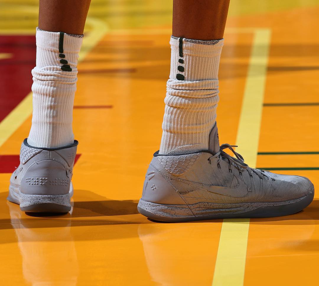 Mẫu Nike Kobe AD Mid mà Giannis sử dụng trong giai đoạn đầu mùa giải vừa qua.