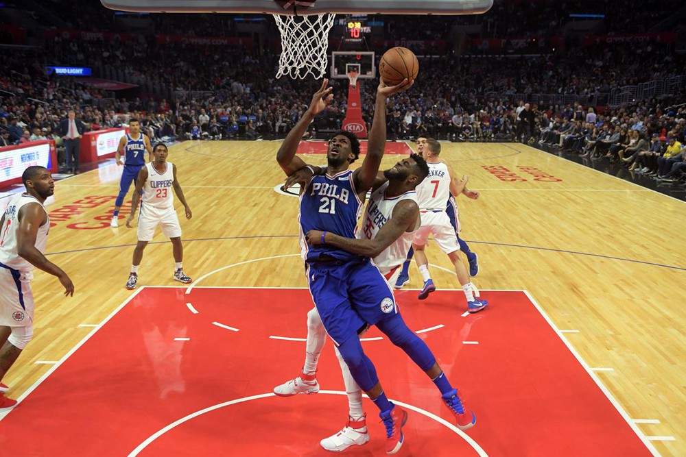 Joel Embiid oanh tạc Staples Center trong 2 trận đấu liên tiếp trước cả LA Clippers và Lakers.