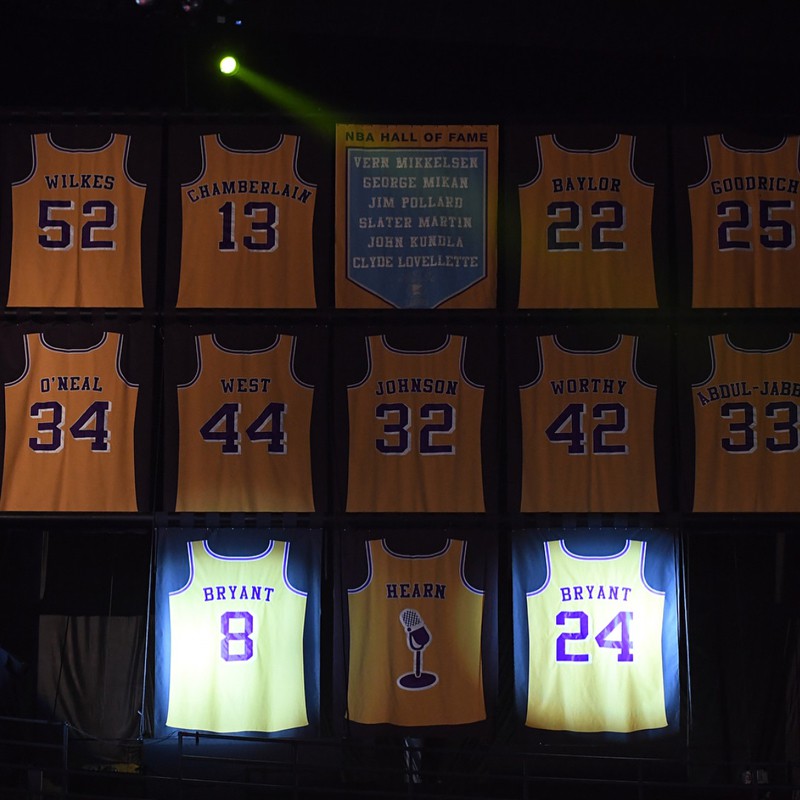 Hai số áo của Kobe Bryant chính thức được xuất hiện trên khu vực danh dự của Los Angeles Lakers trên sân nhà Staples Center.