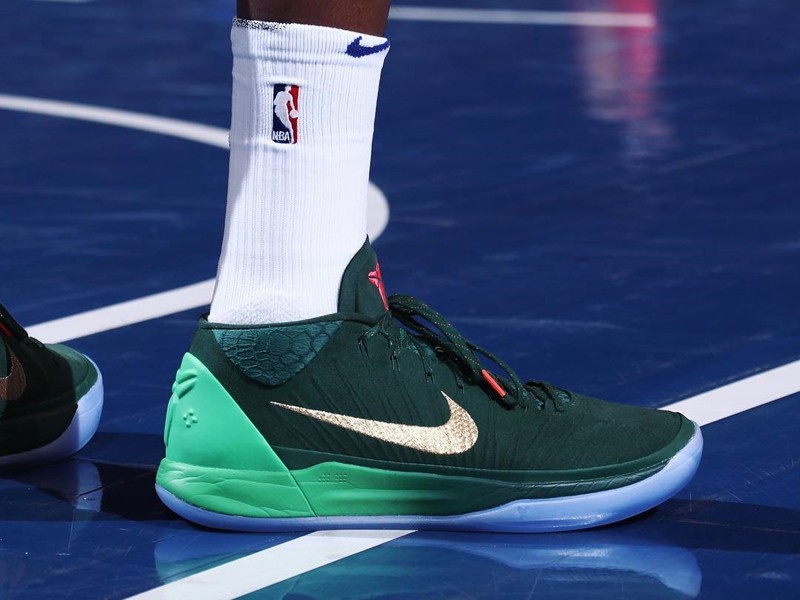 Nike Kobe AD Mid ‘Christmas PE’ trên chân của tân binh Knicks Frank Ntilikina.