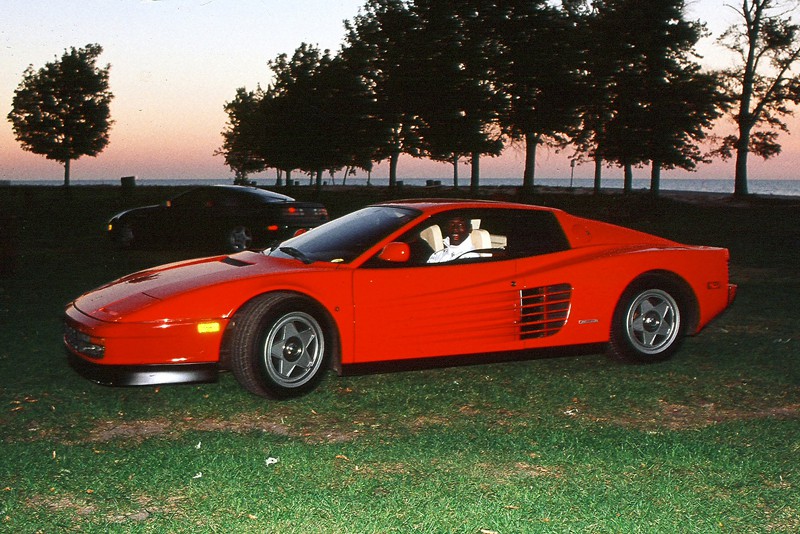 Michael Jordan cùng một trong những chiếc Ferrari của ông.