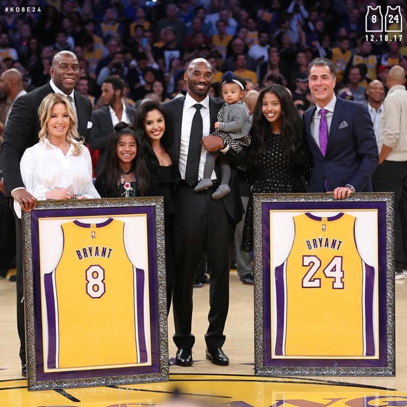 Kobe Bryant cùng vợ và ba người con gái với hai chiếc áo được Lakers tri ân.