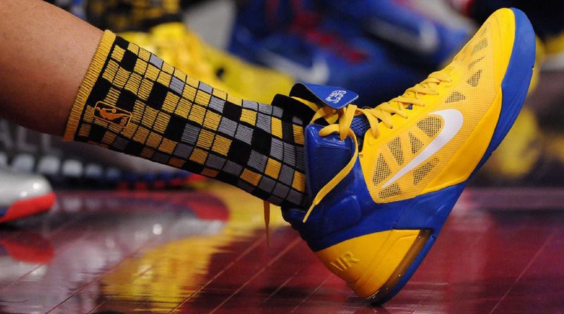 Nike Air Max Fly By phối màu “Golden State” trên chân của Curry.