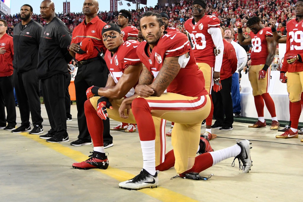 Colin Kaepernick quỳ gối trong lúc hát quốc ca là một phương thức biểu tình chống lại Donald Trump.