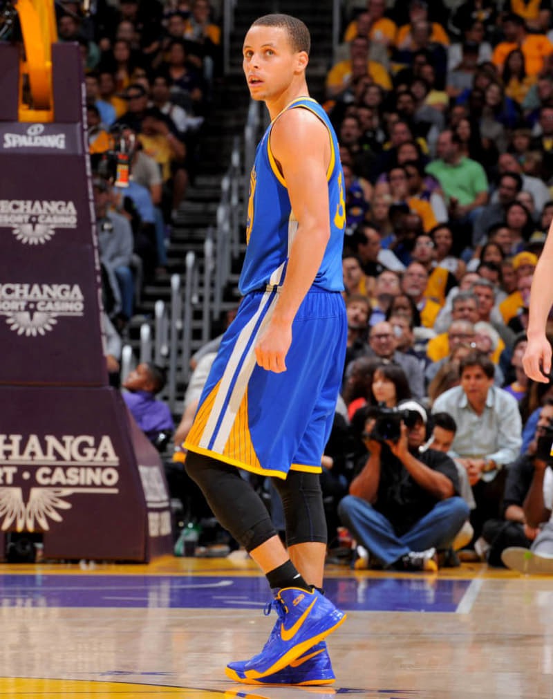 Stephen Curry thi đấu tại vòng Playoffs trước Los Angeles Lakers cùng Nike Zoom Hyperfuse.