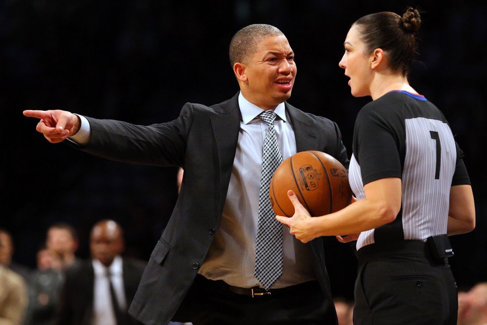 Tyronn Lue thường tỏ ra không hài lòng về màn trình diễn của các học trò.