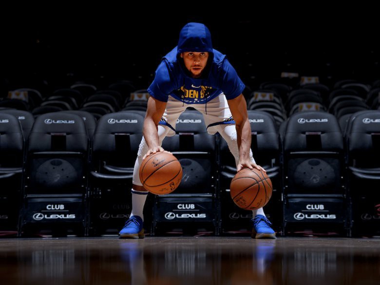 Stephen Curry luôn có mặt để khởi động với đồng đội trong các trận đấu gần đây.