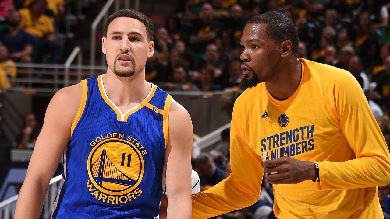 Klay đã lặng lẽ ''lùi về sau'' để nhường ánh đèn sân khấu cho Kevin Durant.