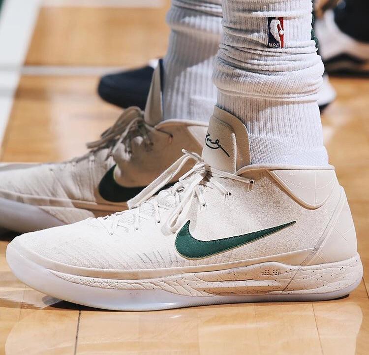 Một trong những phối màu PE (Player Exclusive) được Nike làm riêng cho Giannis.