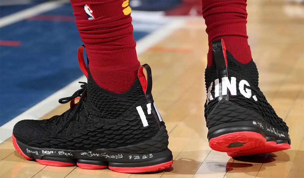 Nike LeBron XV phối màu ''I'm King'' của LeBron James.