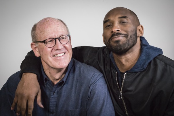 Kobe Bryant cùng với Glen Keane, nhà sản xuất cho ''Dear Basketball''.