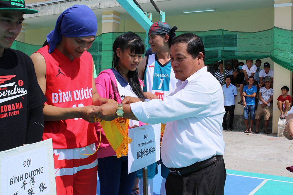 Ban lãnh đạo địa phương trao cờ lưu niệm cho các đội tham gia. Ảnh: Việt Long.