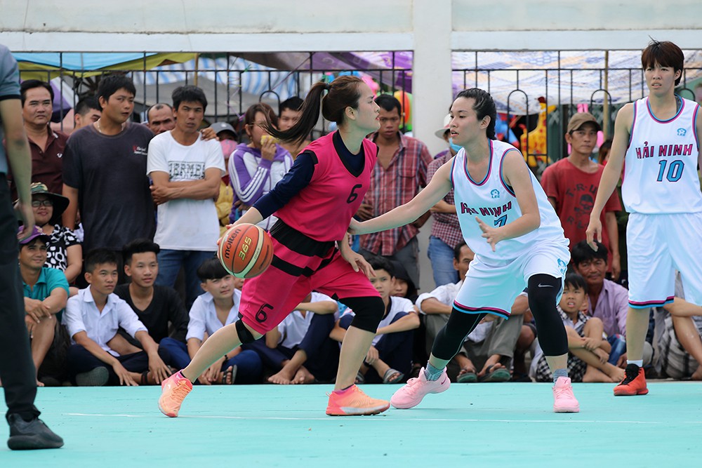 Đội Quảng Ninh (áo hồng) là đội duy nhất từ miền Bắc vào tham dự giải. Ảnh: Việt Long.