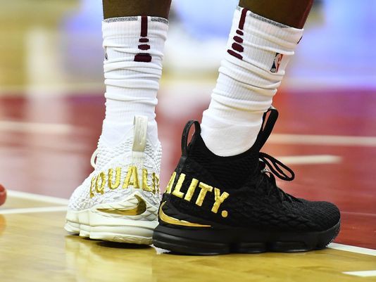 LeBron James cùng Nike LeBron XV “Equality”.