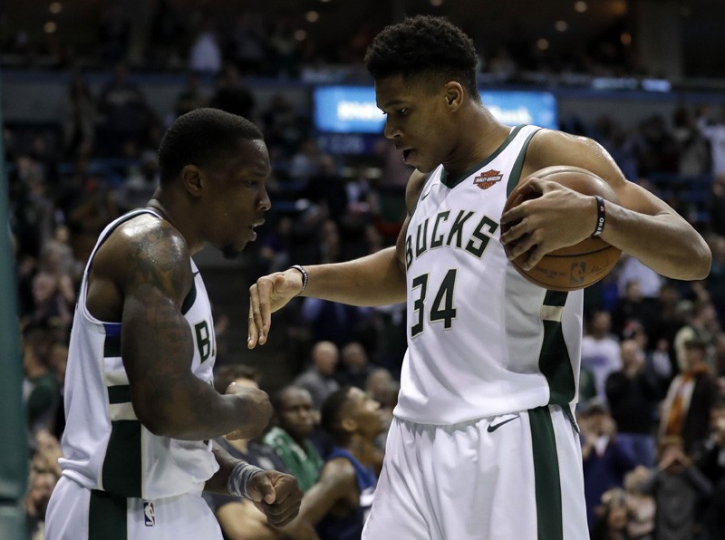 Giannis Antetokounmpo và Eric Bledsoe đang chơi vô cùng ăn ý.