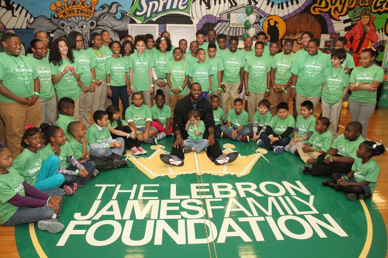 LeBron James chụp ảnh lưu niệm sau một trận đấu từ thiện.