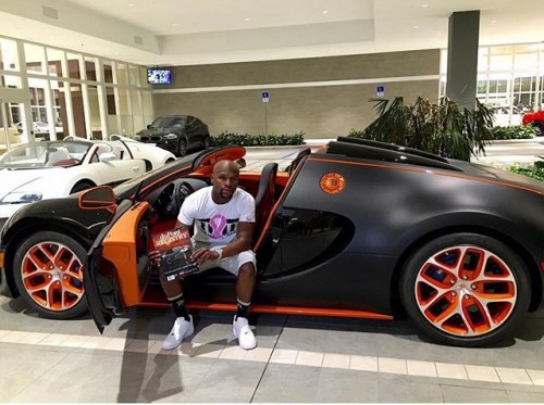 Floyd Mayweather khoe chiếc Bugatti mới tậu.