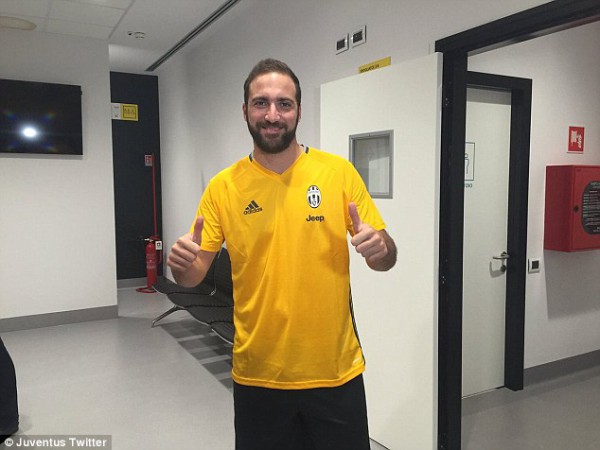 Higuain hạnh phúc khi khoác lên mình tấm áo của ''Lão phu nhân''