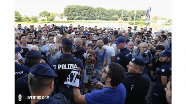 CĐV Juventus háo hức đợi tân binh sau buổi kiểm tra y tế