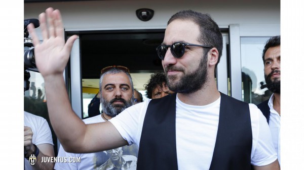 Và Higuain cũng không quên đáp trả tình cảm của CĐV ''Lão bà''