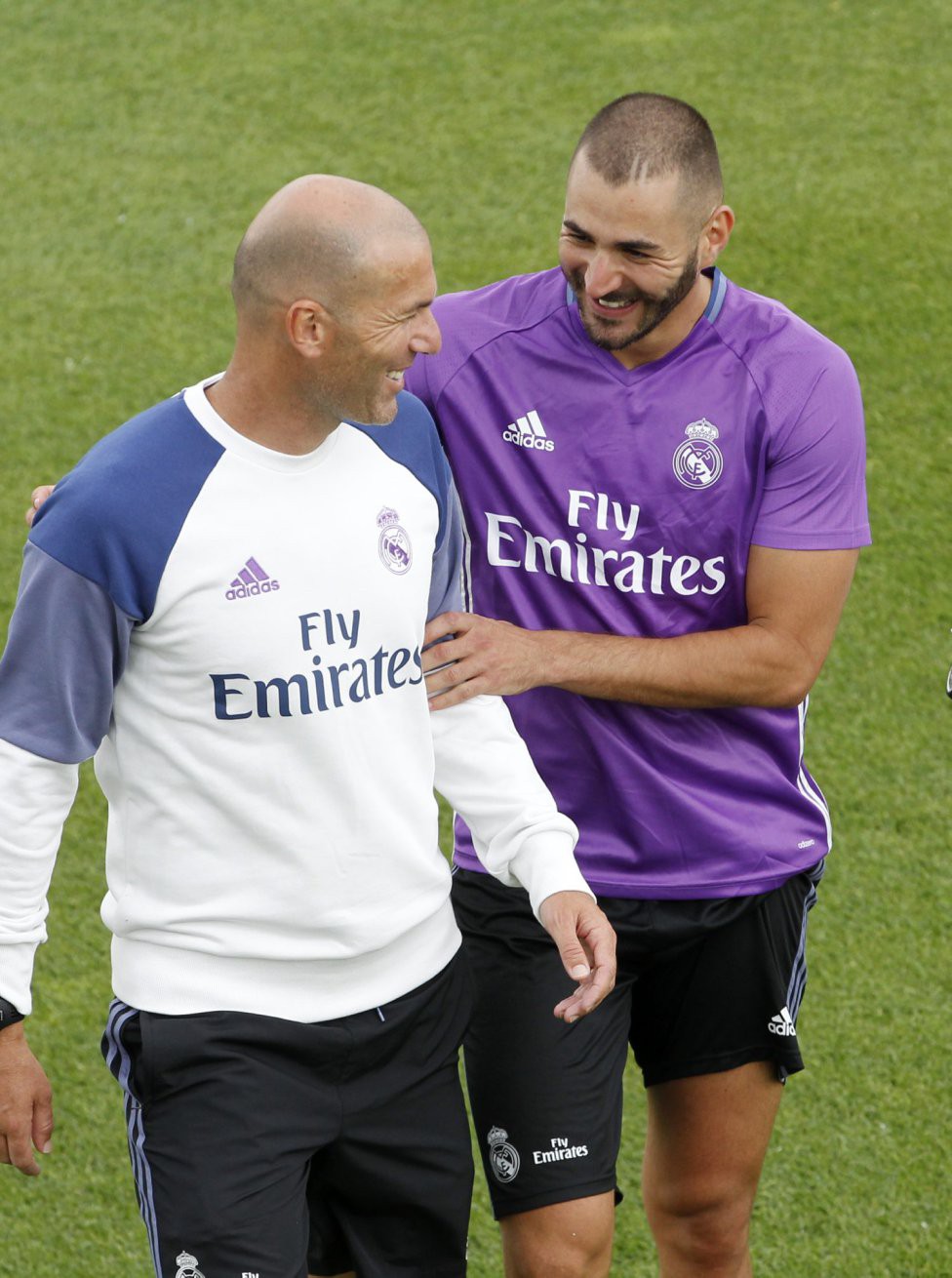 HLV Zidane tươi cười cùng cậu học trò đồng hương