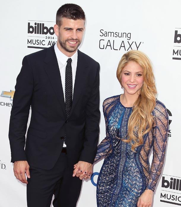 Cặp đôi Pique và Shakira tươi cười đi dự tiệc