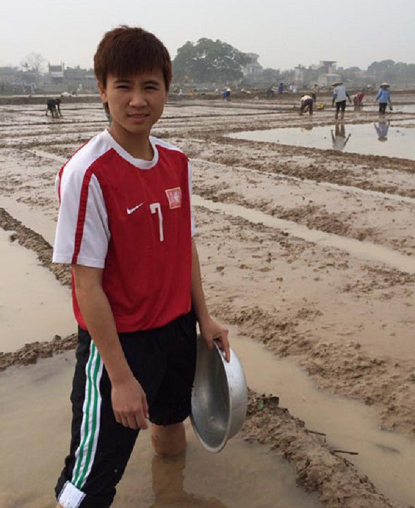 Hình ảnh cầu thủ nữ Tuyết Dung ''quần xắn móng lợn'' trên cánh đồng quê