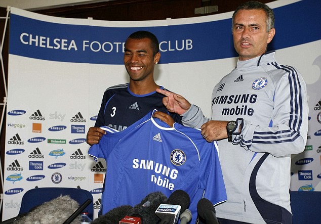 Chelsea từng chấp nhận đi đêm và nộp tiền phạt để cướp Ashley Cole từ Arsenal