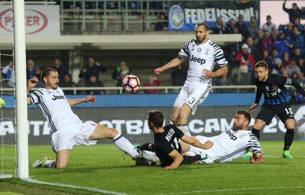 Hàng phòng ngự trứ danh của Juventus vừa bị Atalanta chọc thủng lưới đến 2 lần