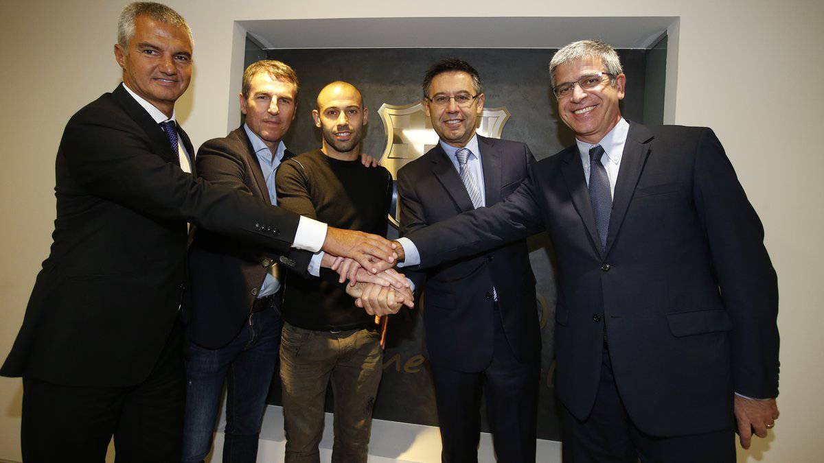 Barca ''trói chân'' Mascherano và Neymar, Real đón trụ cột trở lại