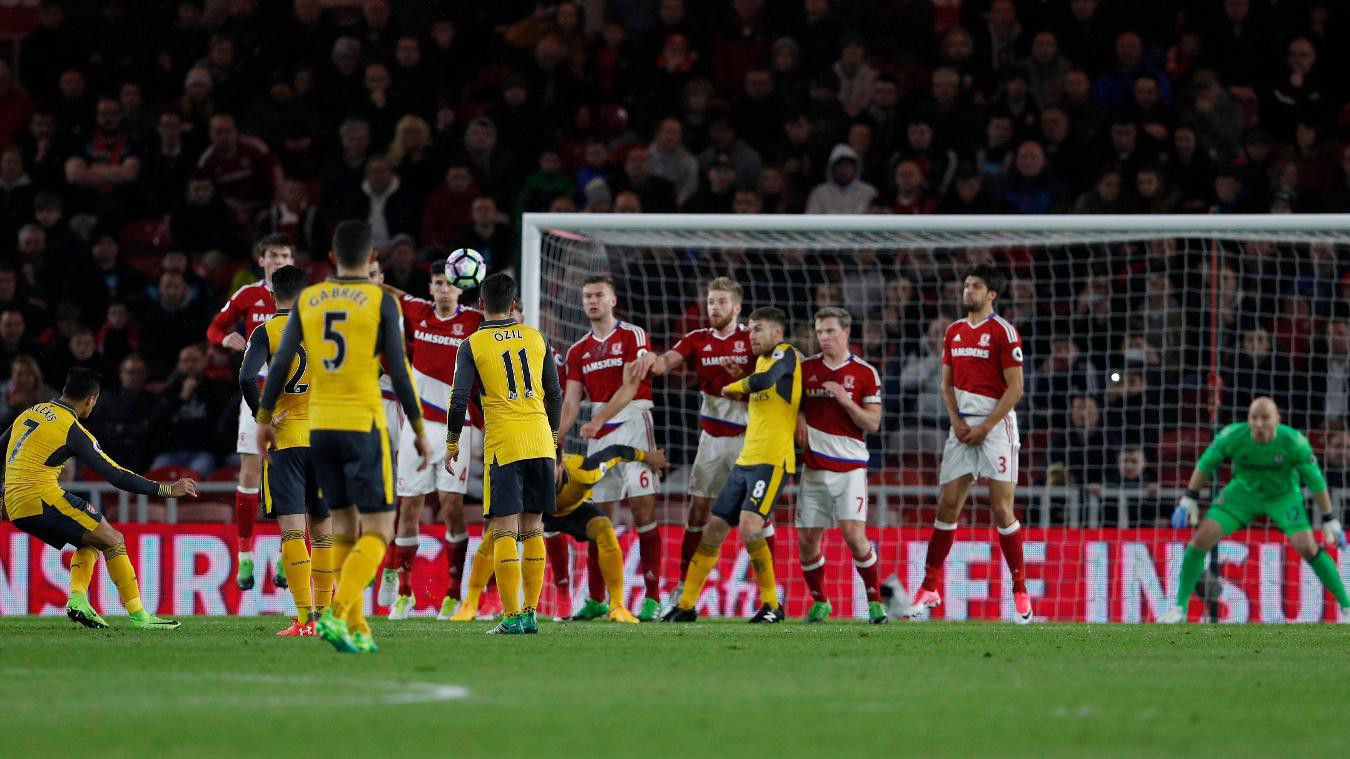 Sanchez lập siêu phẩm sút phạt mang về bàn mở tỷ số cho Arsenal