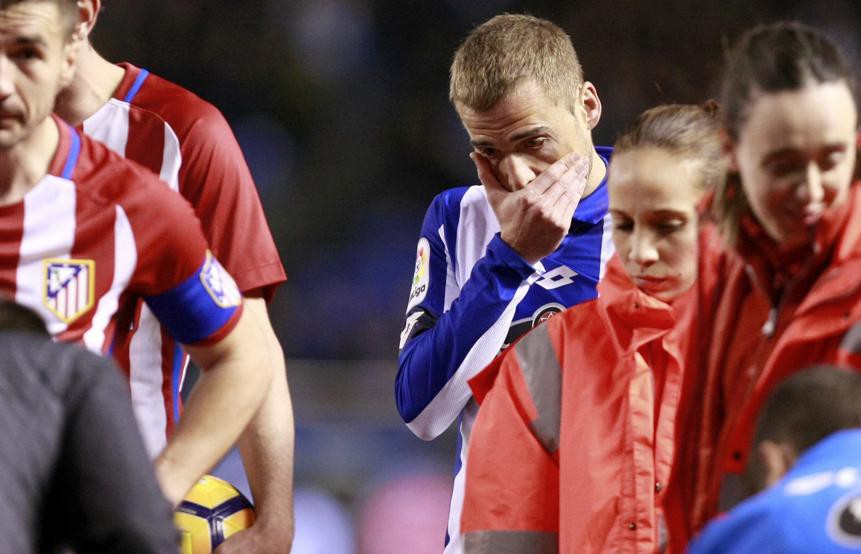 Alex Bergantinos bị sốc nặng khi Torres bất tỉnh ngay trên sân