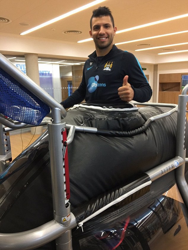 Sergio Aguero cũng sử dụng máy chạy bộ như Gareth Bale
