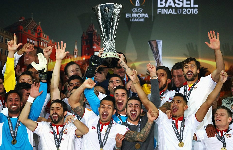 Barcelona-Sevilla: Hai cách làm bóng đá tương phản