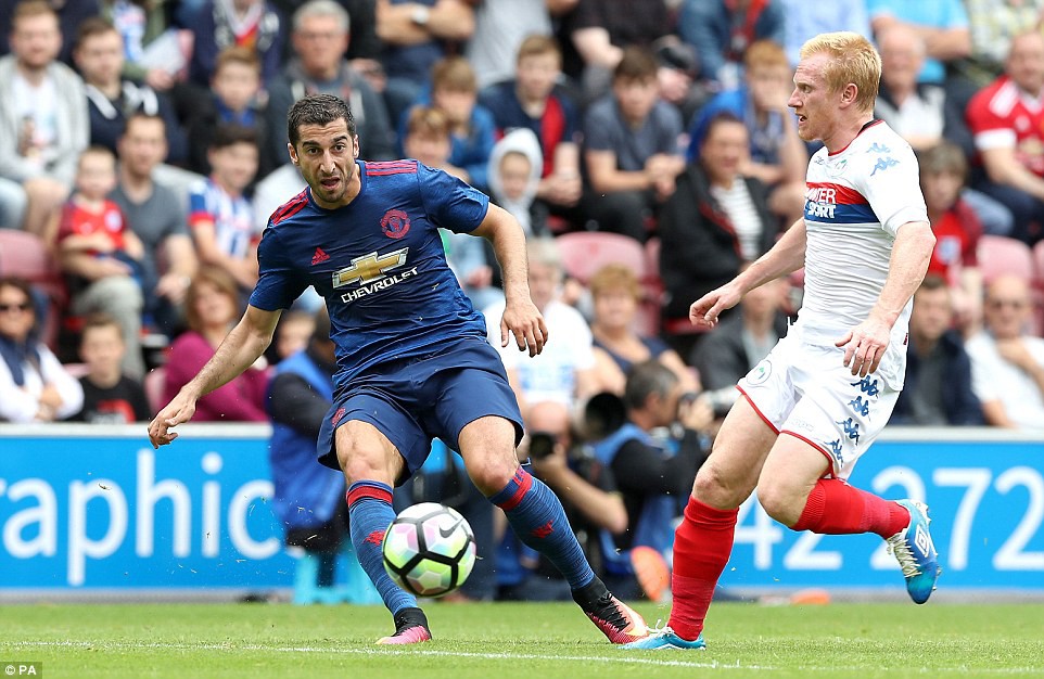 Wigan 0-2 Man Utd: Mkhitaryan ra mắt ấn tượng